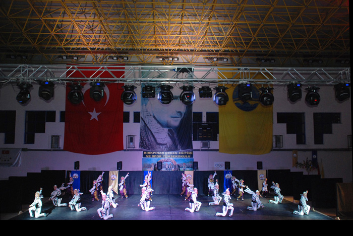 Marmara Üniversitesi Halk Oyunları Topluluğu Kupalara Doymuyor
