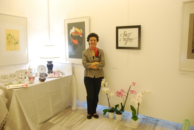 The Exhibition of "Porcelain and Glass Painting In One Breath" Was Held.  