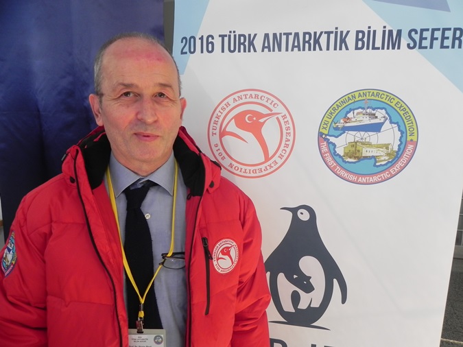 Antarktika'ya Üniversitemizin Bayrağını Prof. Dr. Birol Çotuk Dikecek