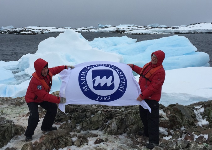 Prof. Dr. Birol Çotuk Üniversite Bayrağımızı Antarktika'da Dalgalandırdı