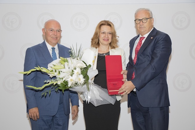 2018 Yılı "Türk Eczacıları Birliği Özel Ödülü" Eczacılık Fakültemizin