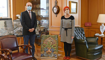 Rektörümüz Prof. Dr. Erol Özvar Seramik Çalışmasından Ötürü Öğr. Gör. Ayça Eren’e Teşekkür Etti
