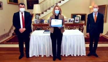 Öğretim Üyemiz Prof. Dr. Ebru Işık Alturfan’a İngiliz Büyükelçiliğinden Plaket Takdimi