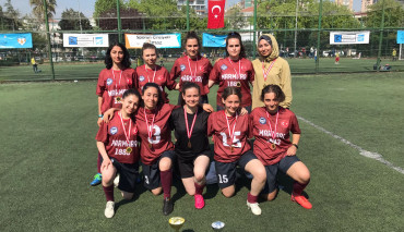 Marmara Üniversitesi Kadın Futbol Takımı ‘Kızlar Sahada 5. Gençlik Kupası’nın Şampiyonu Oldu