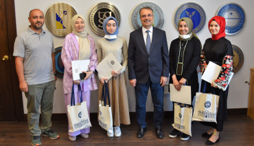 NanoBioMat 2022 Bilimsel Konferansında “En iyi makale” Ödülünü Alan Öğrencilerimize Rektörümüzden Tebrik
