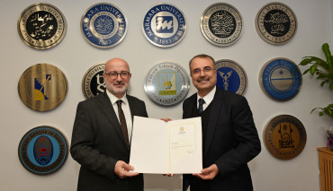 Rektörümüzden İlahiyat Fakültesi Öğretim Üyesi Doç. Dr. Enver Osman Kaan’a Tebrik