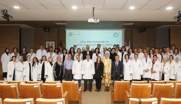 Marmara Üniversitesi Eczacılık Fakültesinde Beyaz Önlük Giydirme Töreni Gerçekleştirildi