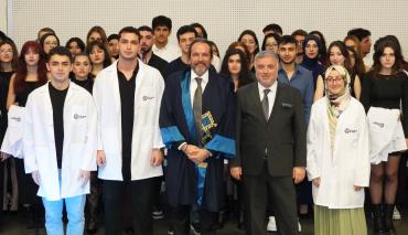 Marmara Üniversitesi Diş Hekimliği Fakültesinde Önlük Giydirme Töreni Gerçekleştirildi