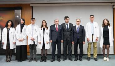 Marmara Üniversitesi Tıp Fakültesi Öğrencileri Beyaz Önlüklerini Giydi